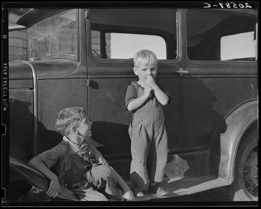Untitled photo, possibly related to: Bean pickers' children came from Kansas, Nebraska, South Dakota, California, Missouri. Oregon, Marion County, near West Stayton. See general caption number 46