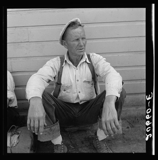 Bindle stiff, used to be logger. Side of Pastime Cafe. Idle three weeks before opening of the Klamath Basin potato harvest. California, Siskiyou County, Tulelake. General caption number 43