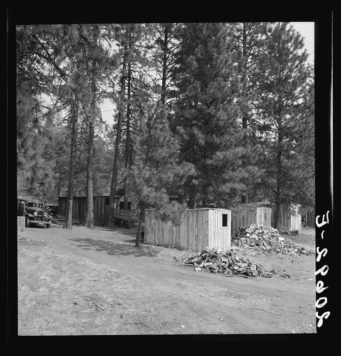 Owner provided cabins and wood but no nearby water on this ranch (hop ranch). Oregon, Josephine County, near Grants Pass. See general caption number 45-111