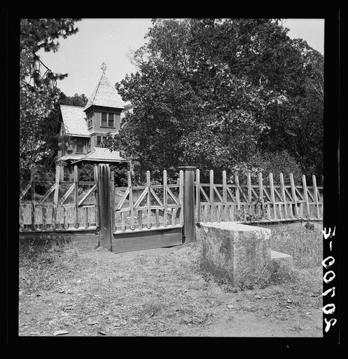 Untitled photo, possibly related to: Southern Oregon. Jackson County, near Medford. Old-fashioned country home, now uninhabited, in fruit country along the Rogue River