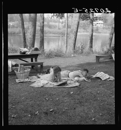 Oregon, Josephine County, Grants Pass. Sunday picnic in park on the Roque River. Outskirts of Grants Pass