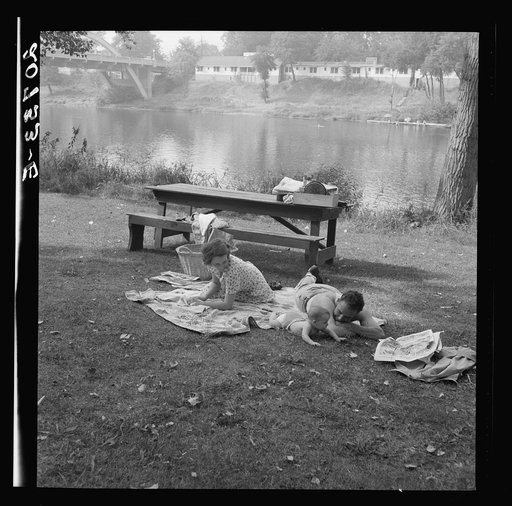 Oregon, Josephine County, Grants Pass. Sunday picnic in park on the Rogue River outside of town