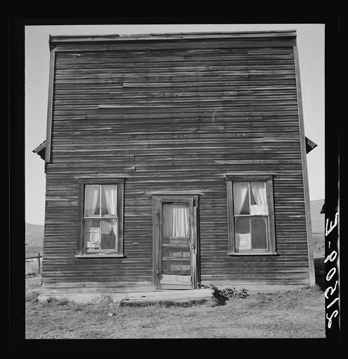 Member of Ola self help sawmill co-op lives in what was once the "Jacknife Saloon." This type building is characteristic of early Idaho. The stagecoach used to stop here to change horses and for the refreshment of travelers. This was discontinued in 1914. Gem County, Idaho. See general caption 48