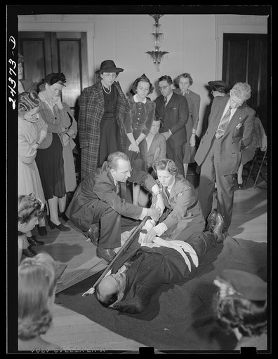 Demonstrating the placing of a splint on a fractured arm. American Red Cross headquarters. New York City