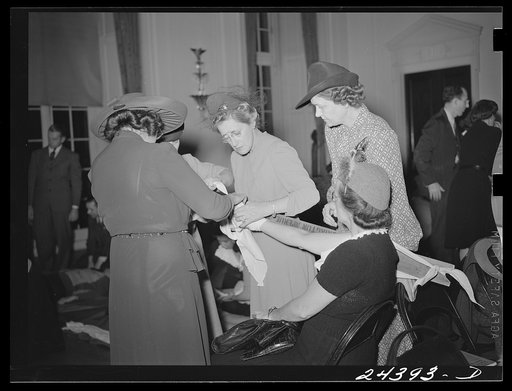 Civilian Defense volunteers receiving instruction in treatment of fractured arm. First aid class. American Red Cross, New York City