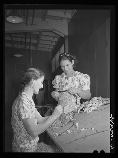 Harlingen, Texas. FSA (Farm Security Administration) camp. Hooking a rug