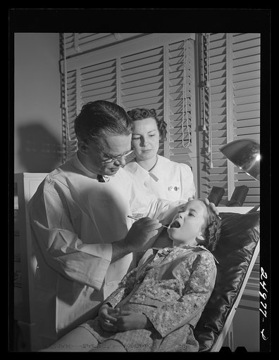 Weslaco, Texas. FSA (Farm Security Administration) camp. Dental clinic