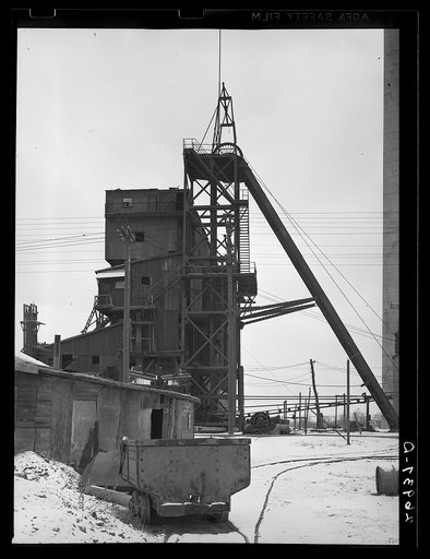West Mine, West Frankfort, Illinois. Now abandoned. Franklin County, Illinois. This mine has been down about a year (see 26940-D)