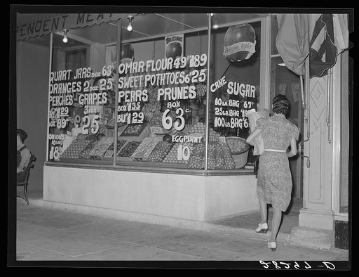 Saturday night shoppers. Grundy Center, Iowa