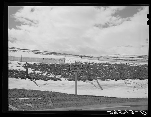 State line. Wyoming--Colorado