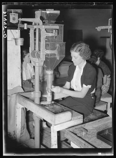 Filling cellophane sacks from automatic weighing machines. Abbeville, Louisana