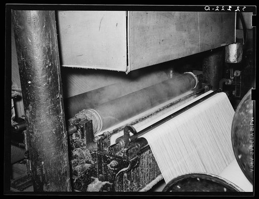 Applying sweet potato starch to cotton thread at cotton mill. Laurel, Mississippi
