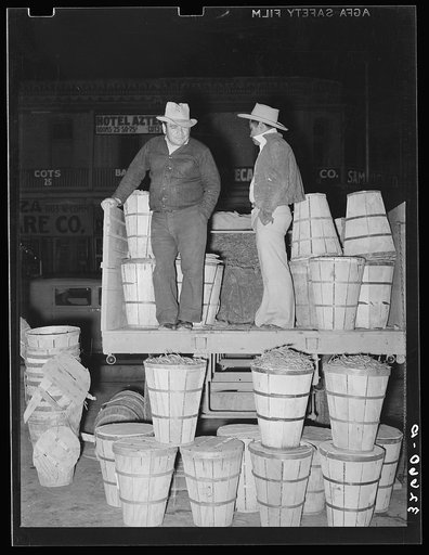 Mexican stringbean peddlers. Open air market, San Antonio, Texas
