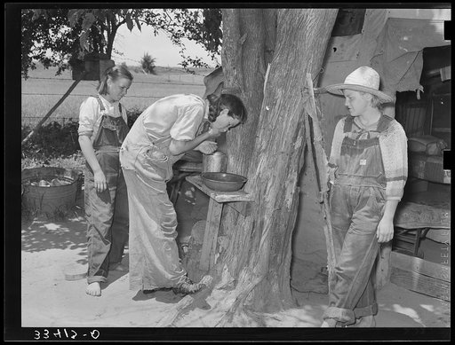 Agricultural day laborers washing up for dinner near Webbers Falls, Oklahoma. Muskogee County