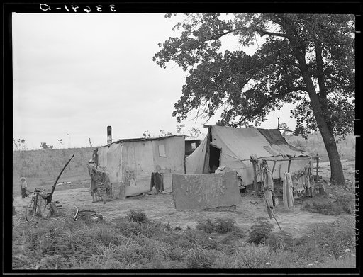Home of itinerant statue maker and agricultural day laborer living in Poteau Creek, near Spiro, Oklahoma. Sequoyah County