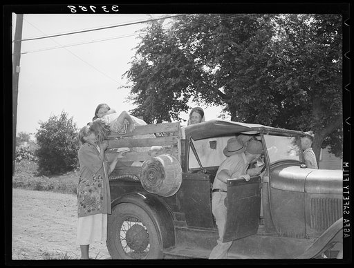 Getting ready to leave. Kissing migrants goodbye. Muskogee, Oklahoma