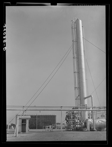 Fractionating tower. Oil refinery, Seminole, Oklahoma