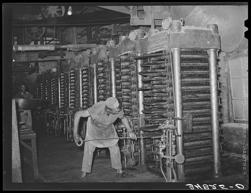 Removing cotton cake from hydraulic presses after oil has been removed. Cotton seed oil mill. McLennan County, Texas