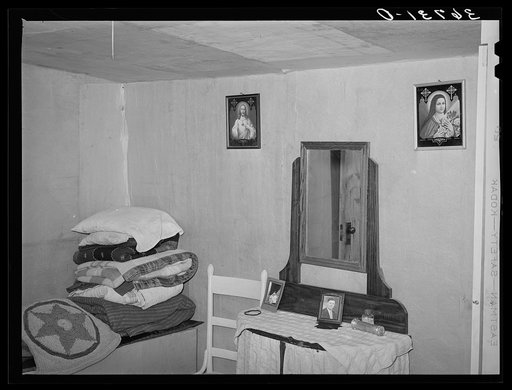 Guest room on the farm of George Hutton. Pie Town, New Mexico