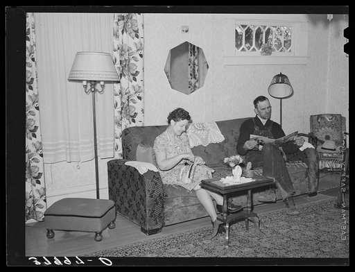 Living room of Paul Erickson, farmer in Yuba County, California. See caption for 37994