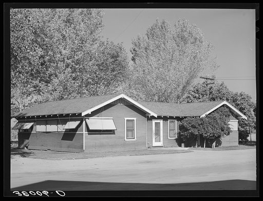 Quarters for foremen. Earl Fruit Company ranch. Kern County, California