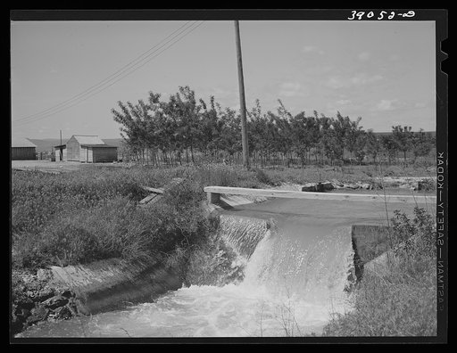 Irrigation ditch and farmstead. Nyssa Heights, Malheur County, Oregon. This is a part of the Vale-Owyhee irrigation project