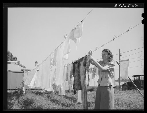 Hanging out the wash at the FSA (Farm Security Administration) migratory labor camp mobile unit. Wilder, Idaho