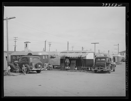 Crowded trailer court. This court has too many trailers for the space alloted them, sanitary facilities are inadequate. It will probably be condemned by the board of health. San Diego, California
