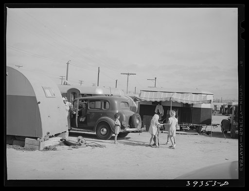 Crowded trailer court. This court has too many trailers for the space alloted them, sanitary facilities are inadequate. It will probably be condemned by the board of health. San Diego, California