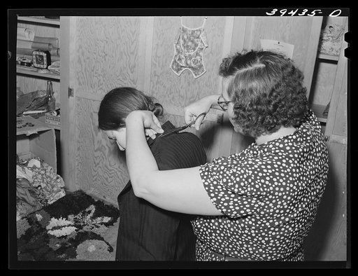 In the sewing class at the FSA (Farm Security Administration) labor camp. Caldwell, Idaho. This is a WPA (Work Projects Administration) project