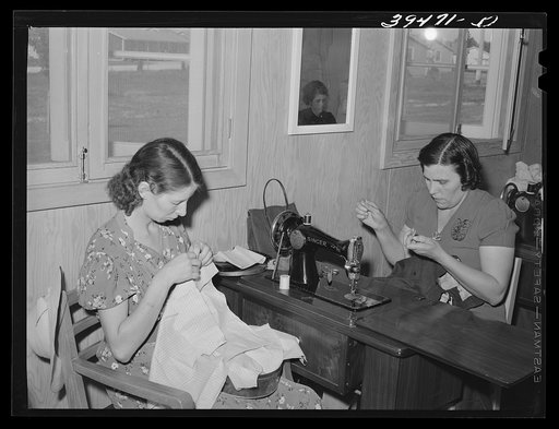 In the sewing class, a WPA (Work Projects Administration) project at the FSA (Farm Security Administration) labor camp. Caldwell, Idaho