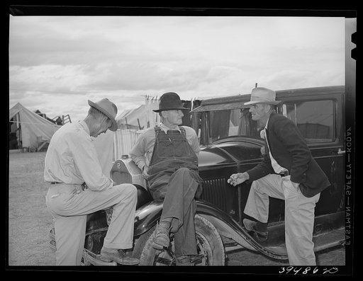 Pea pickers talking in camp. Canyon County, Idaho. These pickers travel with the labor contractors. The contractor is responsible for getting the jobs for the pickers