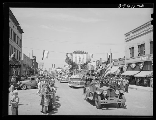 Street scene. Beginning of the Fourth of July parade at Vale, Oregon