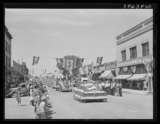Parade. Fourth of July, Vale, Oregon. All floats were patriotic in decorations this year