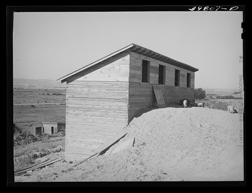 Farm wheat elevator, Walla Walla County, Washington. The estimated 1941 crop was 55,000,000 bushels for the state, 15,000,000 bushels of last year's wheat was still in storage--making a total of 70,000,000 bushels of wheat to be stored. After all available storage facilities were used there would be