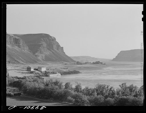 Port Kelly on the Columbia River, Walla Walla, Washington. Bulk wheat belonging to members of the Walla Walla Grain Growers is shipped from this point to Portland