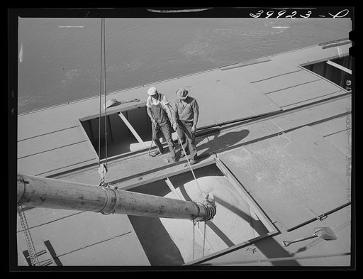 Loading bulk into barge at Port Kelly for shipment to Portland. Walla Walla County, Washington