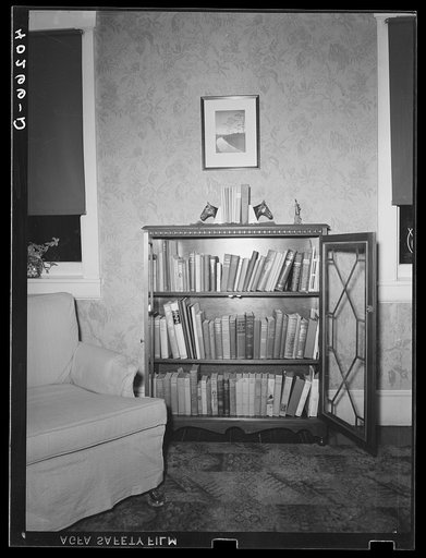 Lancaster County, Pennsylvania. A bookcase in the living room of the house on the Enos Royer farm.