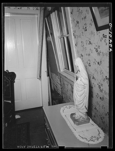 Gilberton, Pennsylvania. Corner of a room in Francis Ploppert's house