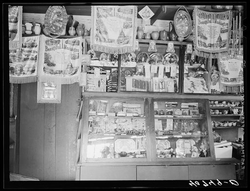 Souvenir stand on U.S. Highway No. 1 near Berwyn, Maryland