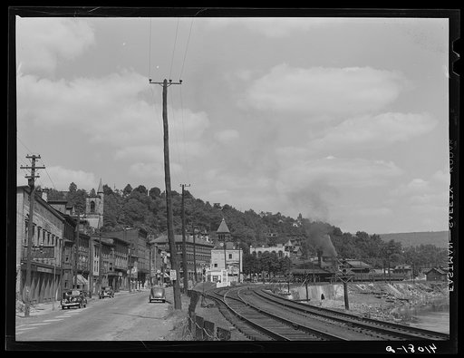 Mauch Chunk, Pennsylvania, seen from Susquehanna Street. On the right are the tracks of the Lehigh Valley Rail Road