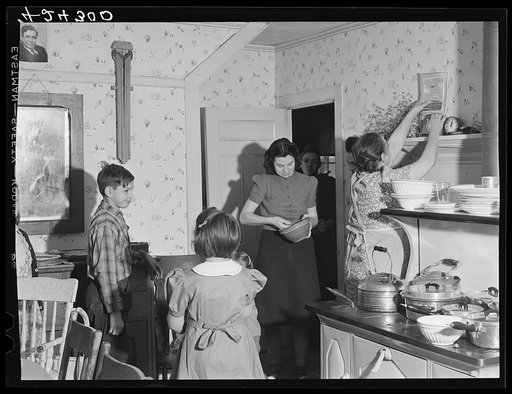 At the Crouch family on Thanksgiving Day preparing the dinner. Ledyard, Connecticut