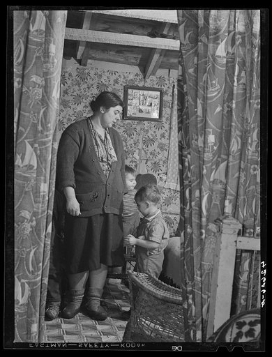 Mrs. Arthur Brown and children. Refer to caption #42624-D