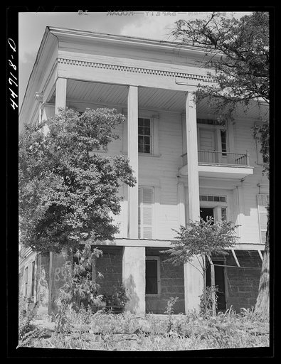 The old plantation homestead on the Jackson farm, the basement of which is now occupied by a FSA (Farm Security Administration) family. Near White Plains, Greene County, Georgia