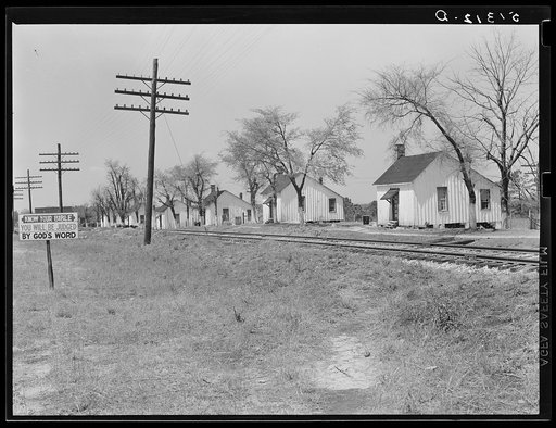 Georgia. Railroad work crew houses near Madison, Georgia