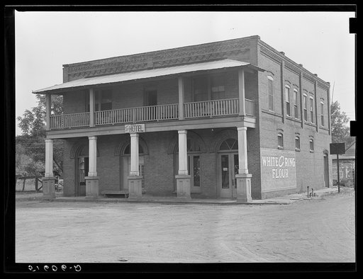Old hotel in Dover, Georgia