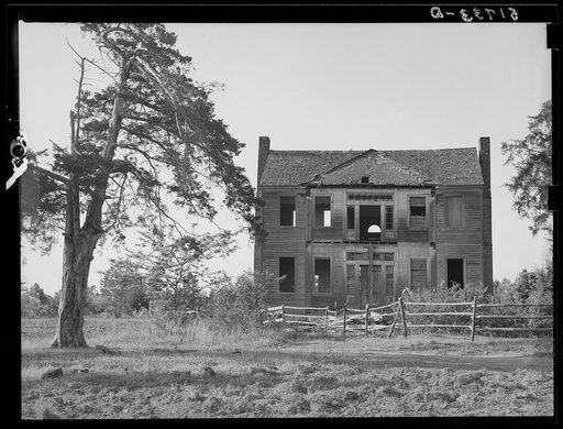 Old abandoned plantation owner's home near Monticello, South Carolina