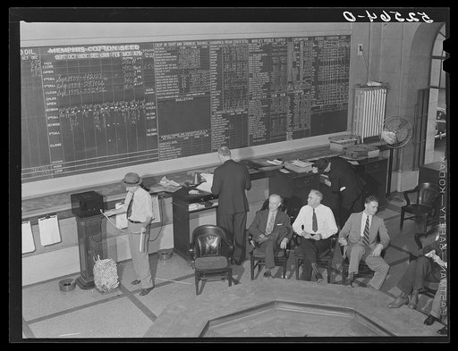 Members of cotton exchange around pit. Memphis, Tennessee