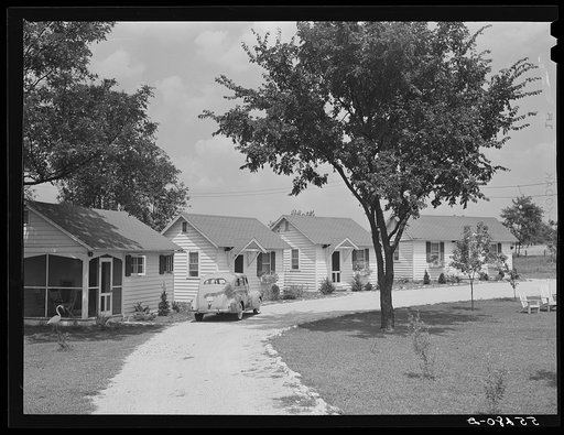 Colonial Cottage Court for tourists outside of Louisville, Kentucky