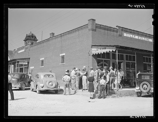 Farmers and townspeople in center of town on court day. Campton, Kentucky